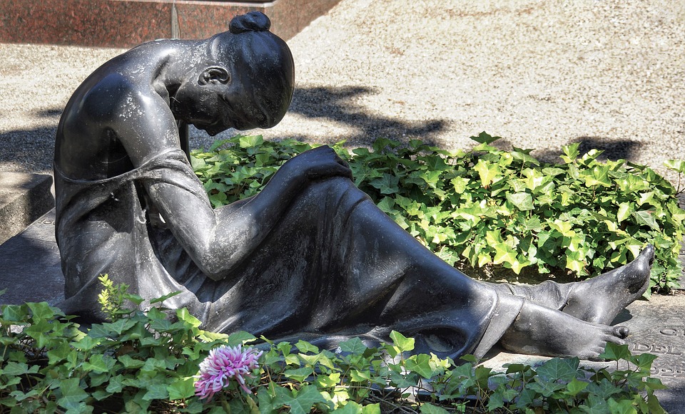 Statue of a grieving woman