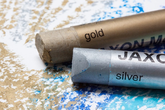 silver and gold crayons